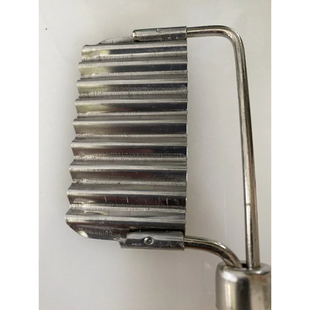 Vintage Vegetable Crinkle‎ Cutter Potato Cheese Slicer Beige Plastic Handle EUC